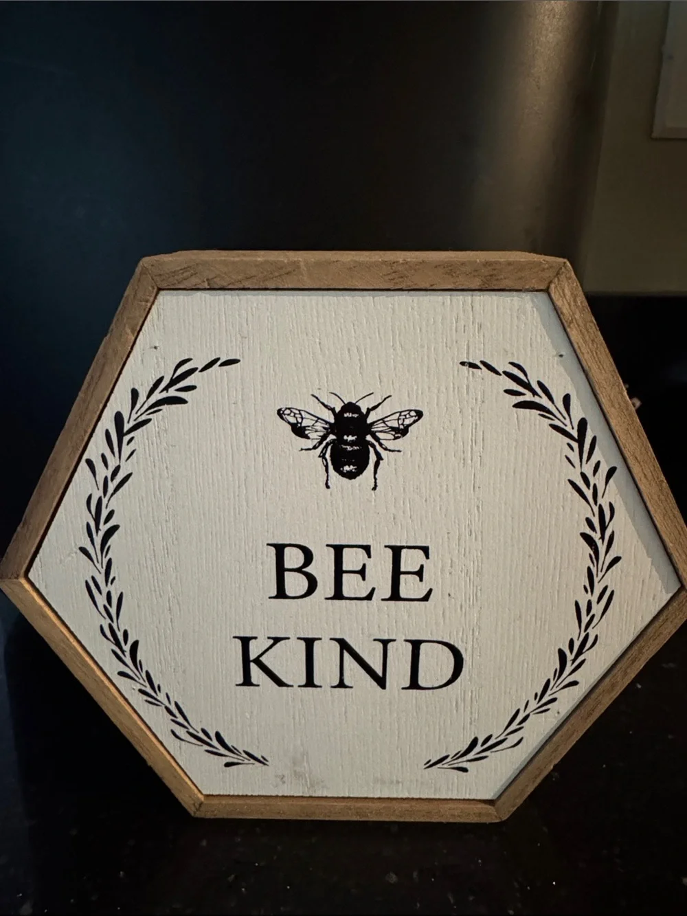 Eccolo Hexagon Bee Sign - White & Black